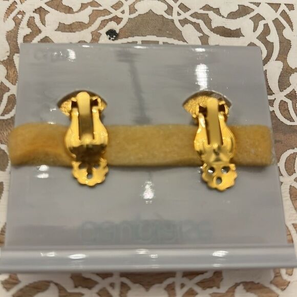 Carol Dauplaise NWT Oval Clip-On Earrings - Black and Gold - Classic Timeless - Picture 5 of 5